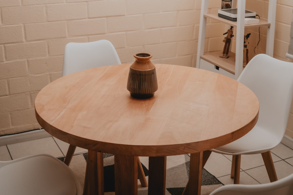 Jak wybrać drewniane stoły — poradnik dla początkujących